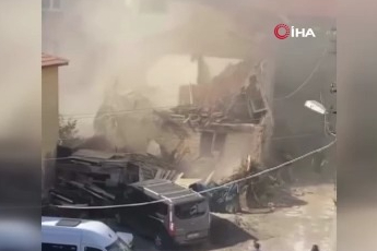 Bursa'da metruk bina çöktü!