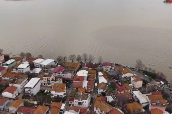 Bursa Uluabat Gölü'nde mahsur kalan aileyi jandarma kurtardı