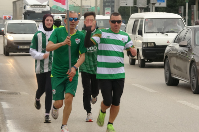 ‘Sevgililer Günü’ için Bursaspor bayrağıyla 10 kilometre koştular
