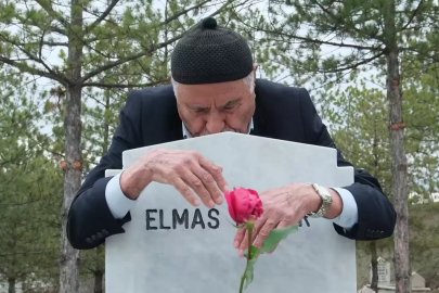 10 yıldır 14 Şubat'ta ziyaret ettiği eşinin kabrine kırmızı gül bırakıyor