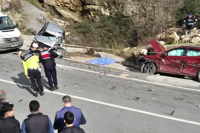 Antalya Alanya'da 3 araçlı zincirleme kaza: 1 ölü, 3 yaralı