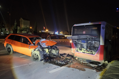 Balıkesir'de otomobil park halindeki otobüse çarptı: 1 yaralı