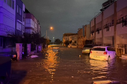 Balıkesir Edremit'te fırtınada deniz ve kara adeta birleşti