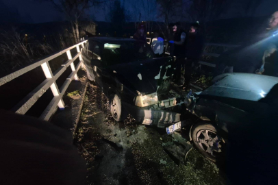 Bursa'da iki otomobil kafa kafaya çarpıştı: Çok sayıda yaralı var