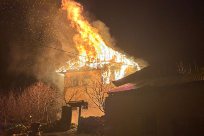 Gümüşhane'de 3 katlı evde yangın: Evdeki yaşlı adamı arama çalışmaları sürüyor