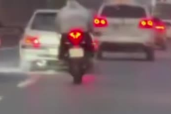 İstanbul E-5'te motosiklet ve otomobilin tehlikeli yarışı kamerada