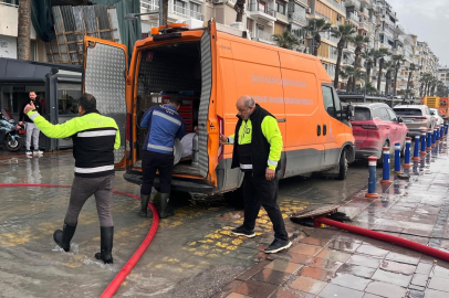 İzmir’de 50 yılda bir görülen meteorolojik tablo: Dalgalar 1 metreye ulaştı