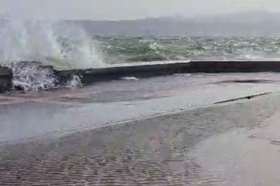 İzmir’de fırtınada sahil şeridindeki yollar sular altında kaldı