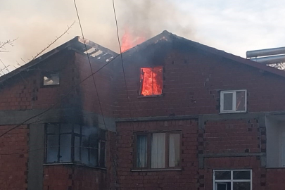 Zonguldak'ta 6 katlı binanın çatısı alev alev yandı