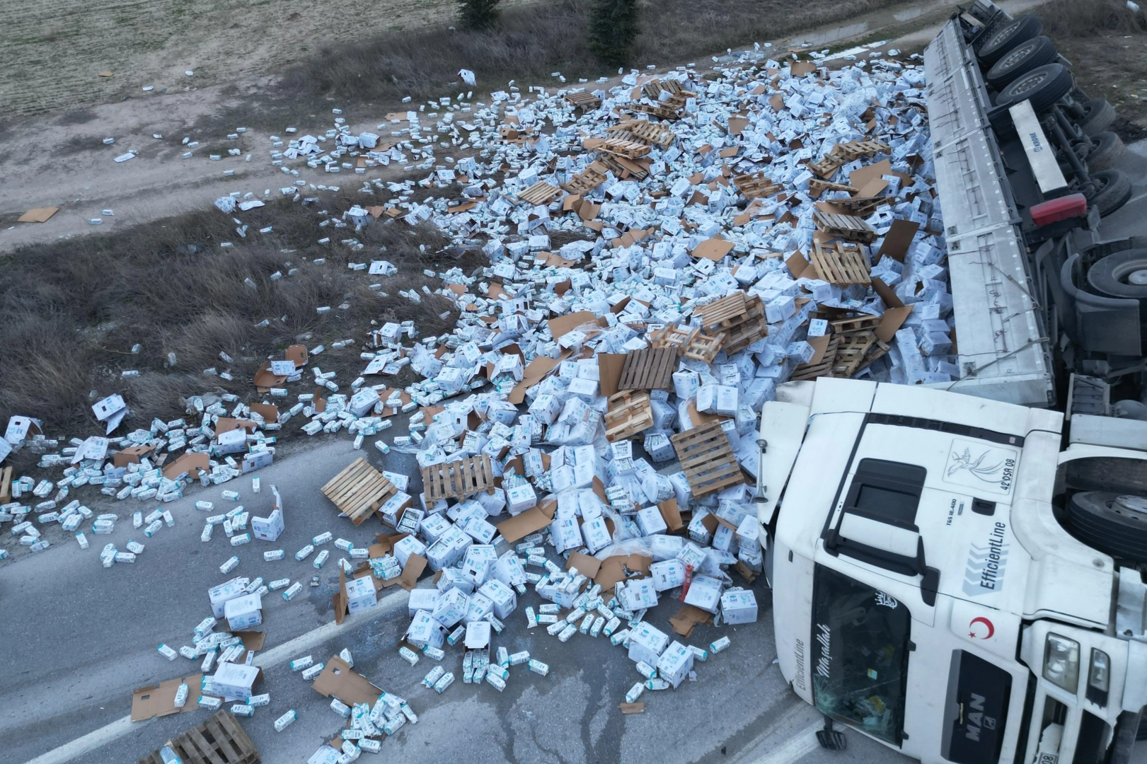 Afyonkarahisar'da devrilen tırdaki 25 ton süt çevreye dağıldı