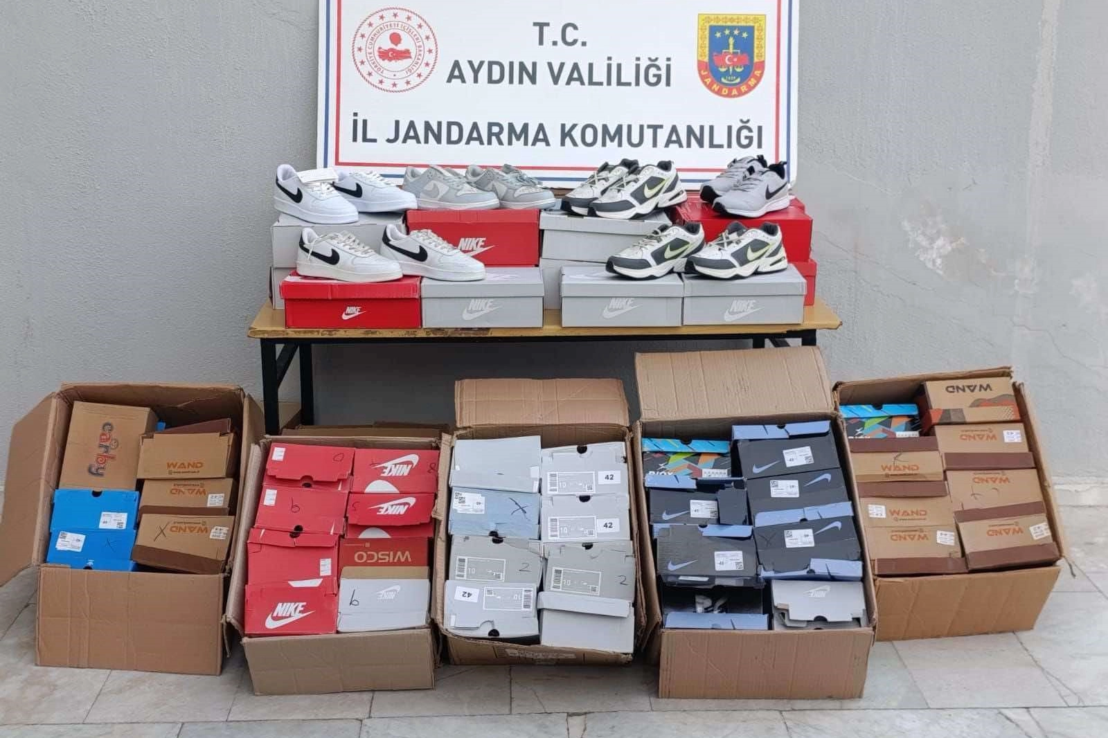 Aydın'da jandarmadan replika ayakkabı operasyonu