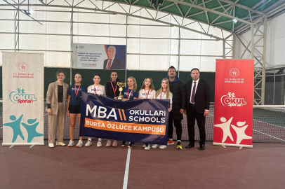 Bursa’da gençler kortta buluştu: Okul sporları tenis müsabakalarında heyecan devam ediyor