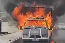 Denizli'de seyir halindeki araç alevlere teslim oldu