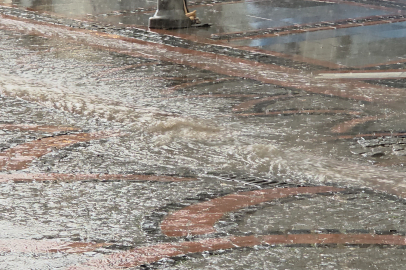 Edirne'de fırtınada yollar göle döndü, ağaç dalları kırıldı