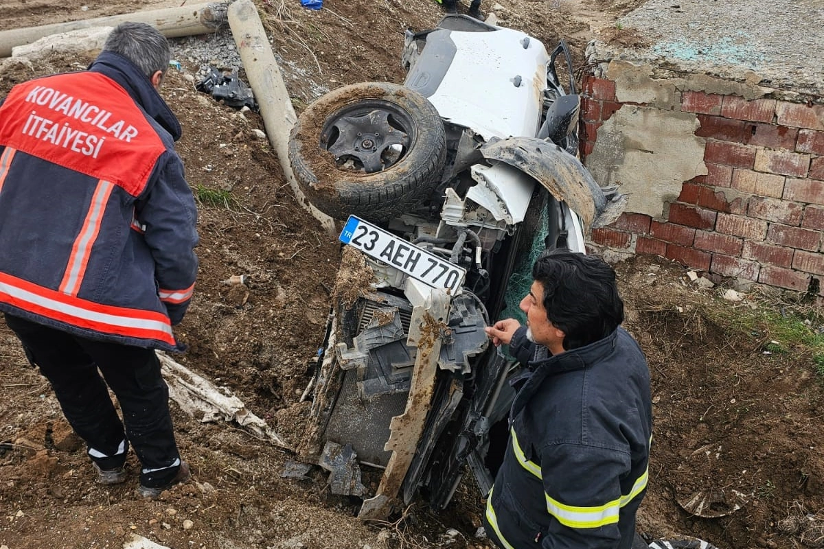 Elazığ’da otomobil aydınlatma direğine çarptı: 2 yaralı