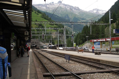 İsviçre'de 80 yolcuyu taşıyan tren raydan çıktı