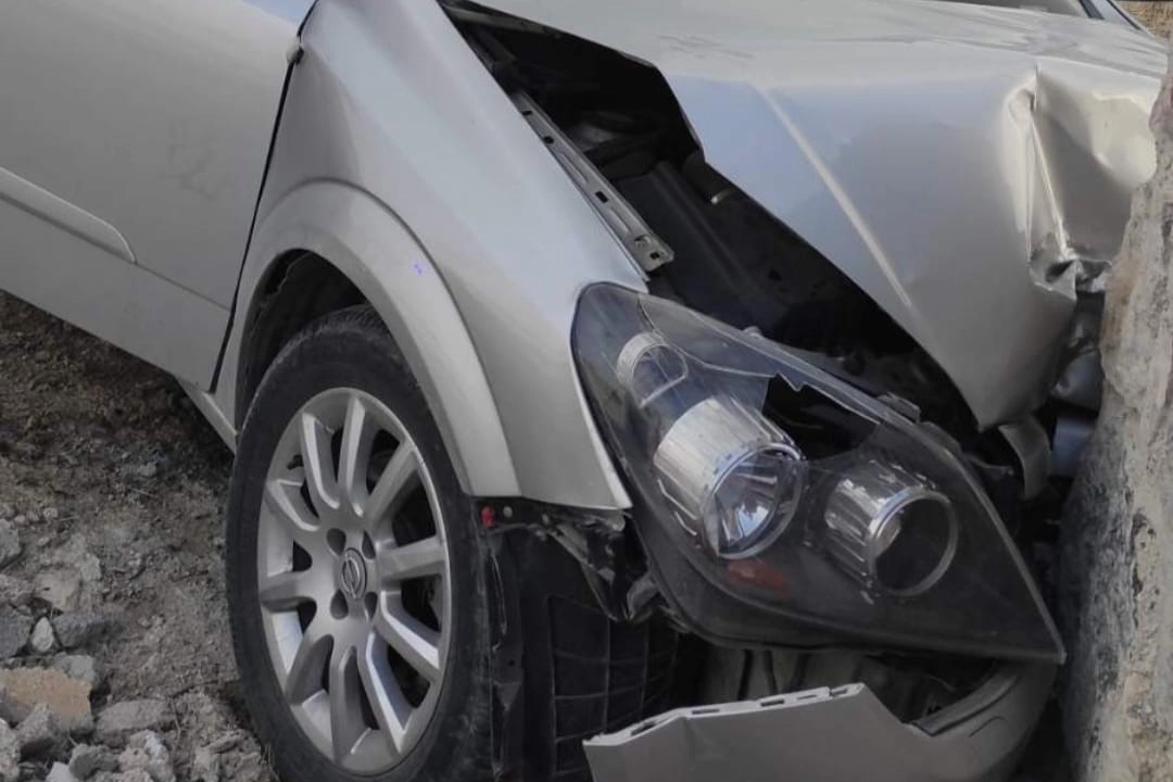 Konya'da kontrolden çıkan otomobil avlu duvarına çarptı: 4 yaralı