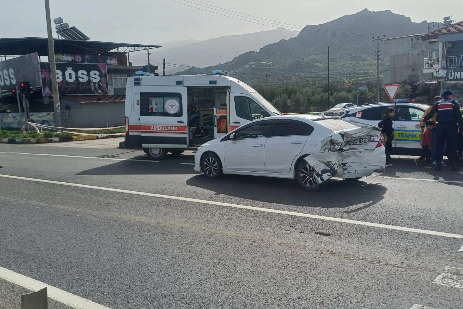 Manisa’da iki otomobil çarpıştı: 2’si çocuk 5 yaralı