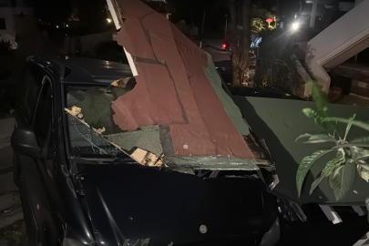 Muğla'da sundurma park halindeki araçların üzerine yıkıldı