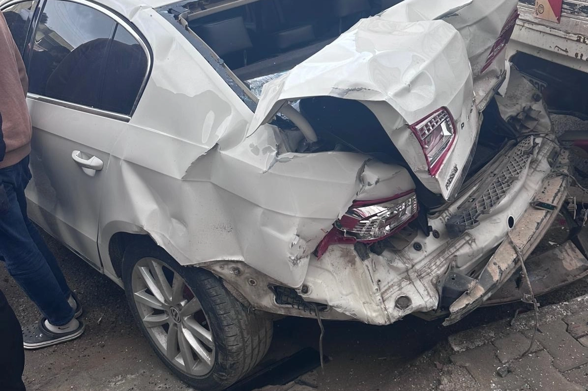 Adıyaman'da otomobil park halindeki araçlara çarptı: 1’i ağır 3 yaralı