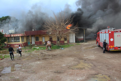Antalya'da ekmek fırını olarak kullanılan müstakil yapı alev alev yandı