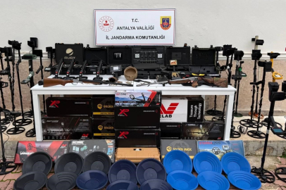Antalya'da tarihi eser operasyonu: Milyonluk çok sayıda dedektör ve tarihi sikke ele geçirildi