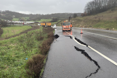 Balıkesir'i sağanak vurdu, yol yarıldı