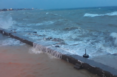 Çanakkale'de kuvvetli fırtına hayatı felç etti