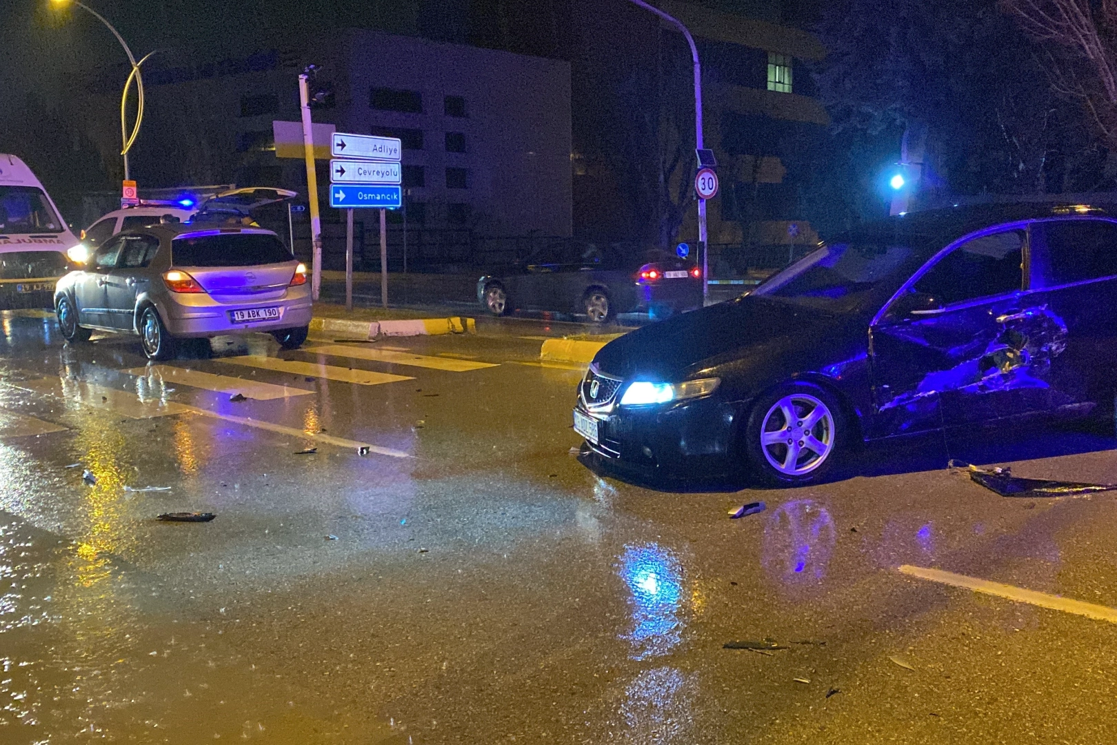 Çorum'da iki otomobil çarpıştı: Anne ve oğlu yaralandı