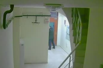 İstanbul Esenyurt'ta saldırıp para istedikleri adam apartmana sığındı