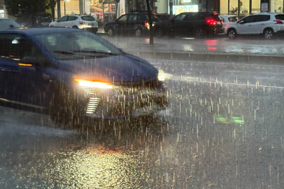 İzmir'de sağanak yağış hayatı olumsuz etkiledi