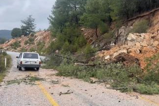 Muğla'da toprak kayması; yol kısmen kapandı