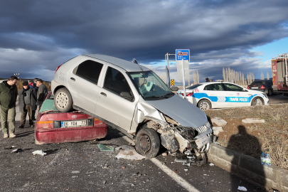 Sivas'ta iki otomobilin çarpıştığı kazada 3 kişi yaralandı