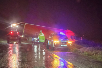 Tır şarampole uçtu