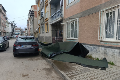 Bursa'da lodos dehşeti! Çatı otomobilin üzerine uçtu