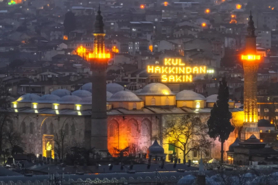 Bursa Ulu Cami'de "Kul hakkından sakın" mahyası yakıldı