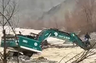 Kahramanmaraş'ta mahsur kalan vatandaş iş makinesi ile kurtarıldı