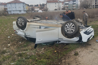 Kastamonu'da elektrik direğine çarpan otomobil takla attı: 2 yaralı