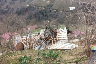 Ordu'da fırtına: Evlerin çatıları uçtu