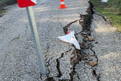 Balıkesir’de heyelanda mahalle yolu ulaşıma kapandı