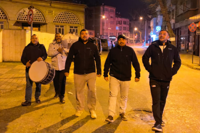 Bursa'da ilahi söyleyerek sahura kaldırdılar