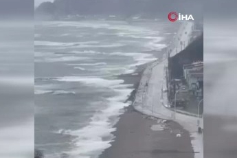 Bursa Karacabey'de fırtına ve sağanak sonrası deniz taştı
