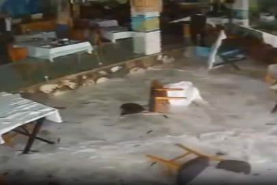 Fırtına sahili vurdu: Dev dalgalar restoranı bastı