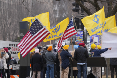 Gazze Barış Kurulu toplantısı sırasında Filistin destekçilerinden protesto: 2 gözaltı