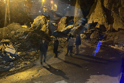 Hakkari'de dev kayalar mahalle yoluna düştü