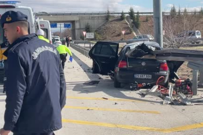 Karaman'da otomobil bariyerlere ok gibi saplandı: Anne ve baba öldü, kız çocukları yaralandı
