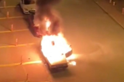 Adana'da park halindeki otomobil alev alev yandı