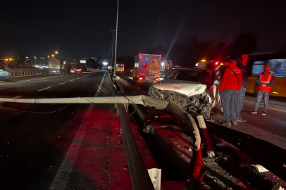 İstanbul Bakırköy'de otomobil bariyerlere çarptı: 2 yaralı