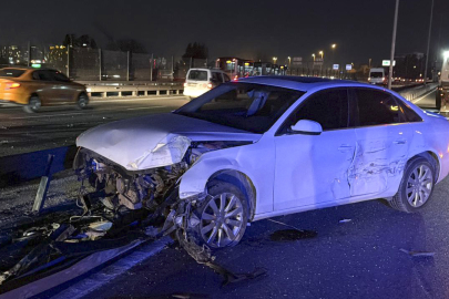 İstanbul Küçükçekmece'de çarpışan 2 otomobilin sürücüleri yaralandı