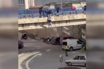 Karabük'te köprüde can pazarı: Tutunamayınca yere böyle düştü